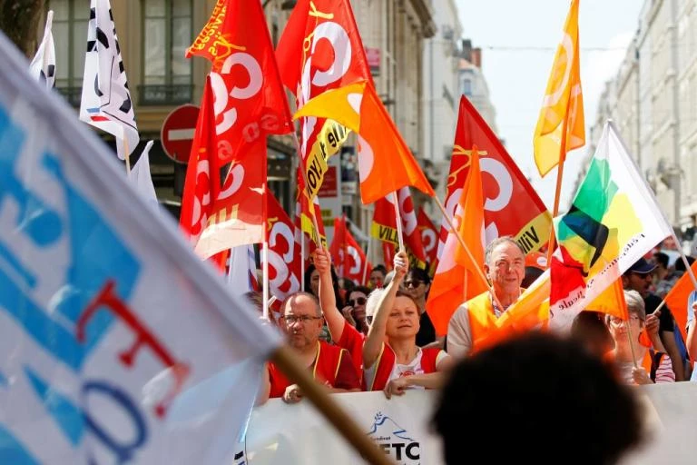 «Παρέλυσε» η Γαλλία με τις σημερινές απεργίες – Τουλάχιστον 130 διαδηλώσεις σε όλη τη χώρα